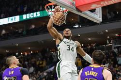 开云体育官网-雄鹿主场轻取骑士，字母哥助攻砍下20分