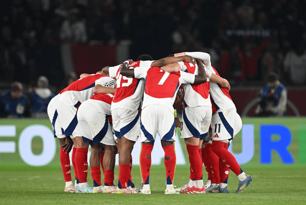 激烈的角逐拉开帷幕,球员全力以赴争夺胜利 激烈的角逐拉开帷幕,球员全力以赴争夺胜利