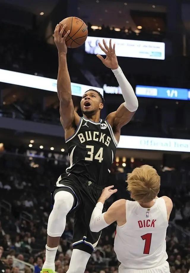 雄鹿主场轻取骑士，字母哥分领先全队实现胜利的简单介绍