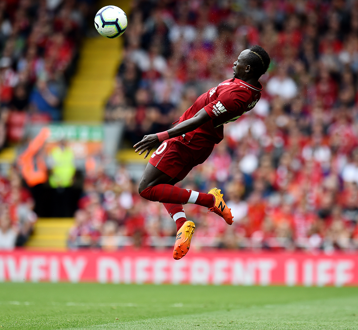 利物浦豪取胜利，一路领先对手