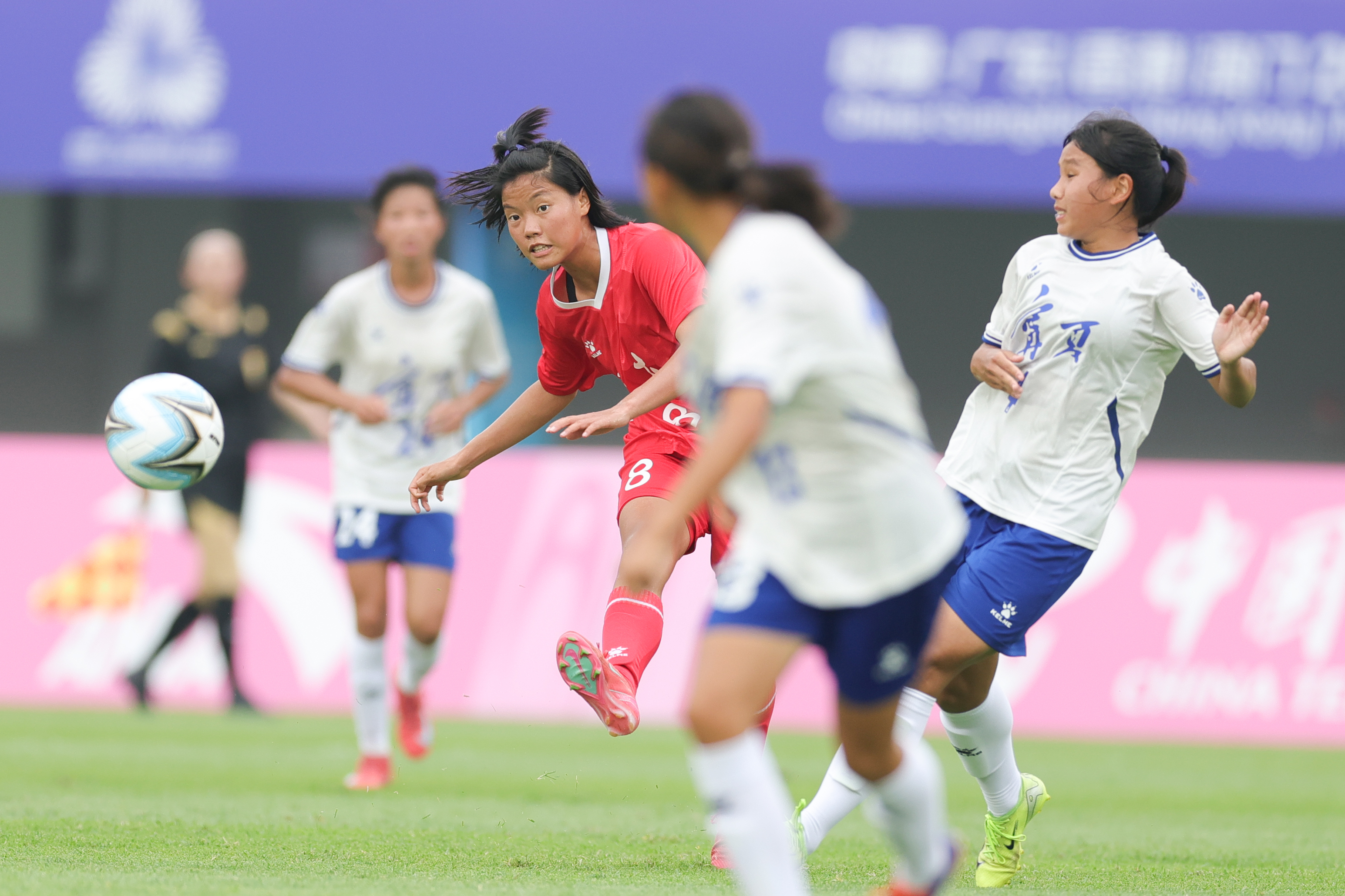 亚洲女足锦标赛上，强队对决激发观赏热情