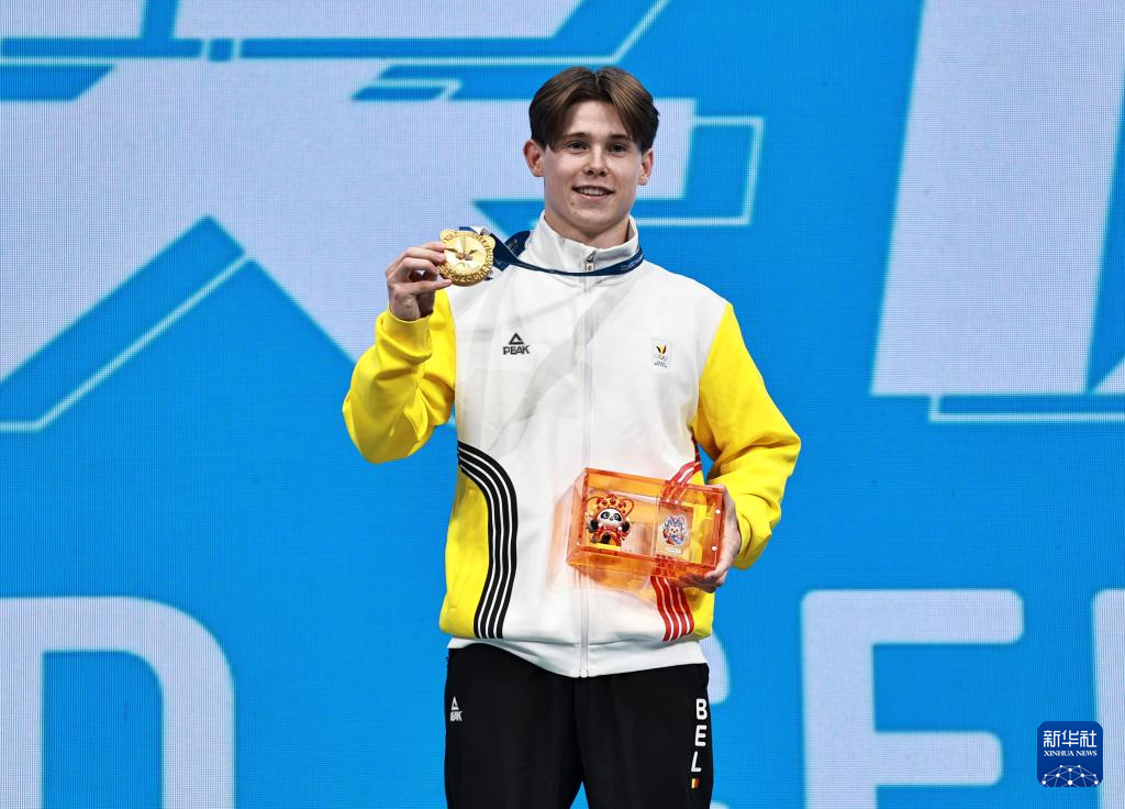 比利时蹦床选手轻松完成复杂动作赢得掌声