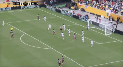 巴西队力压对手，获得惊险胜利