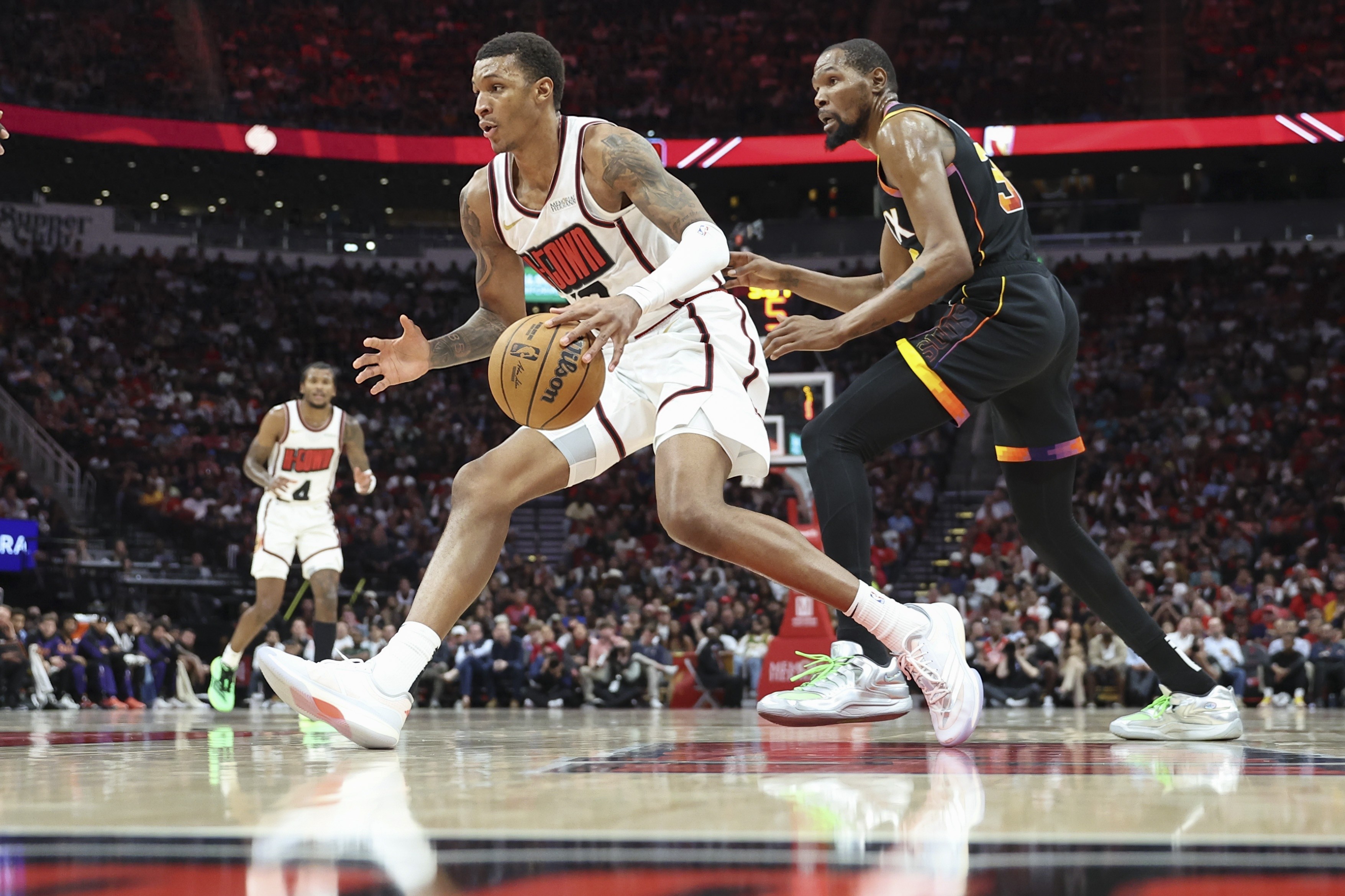 火箭主场惊险战胜尼克斯，伍兹全场20分