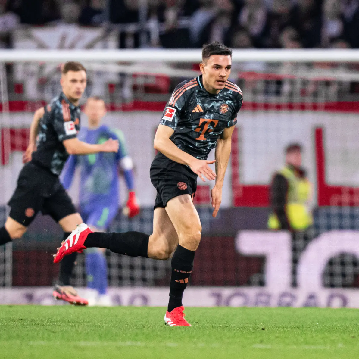 包含拜仁慕尼黑主场3-1击败弗赖堡，取得德甲联赛五连胜的词条