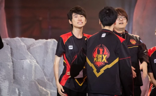 MAD险胜100T，Doinb操刀奇招英雄翻盘宿命之战小组赛，留下经典瞬间的简单介绍